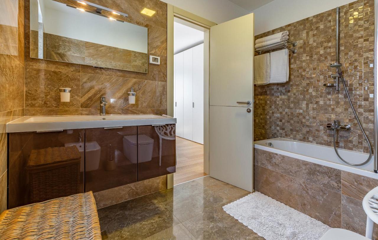 Paradiso Luxury Apartment, Ровин Екстериор снимка