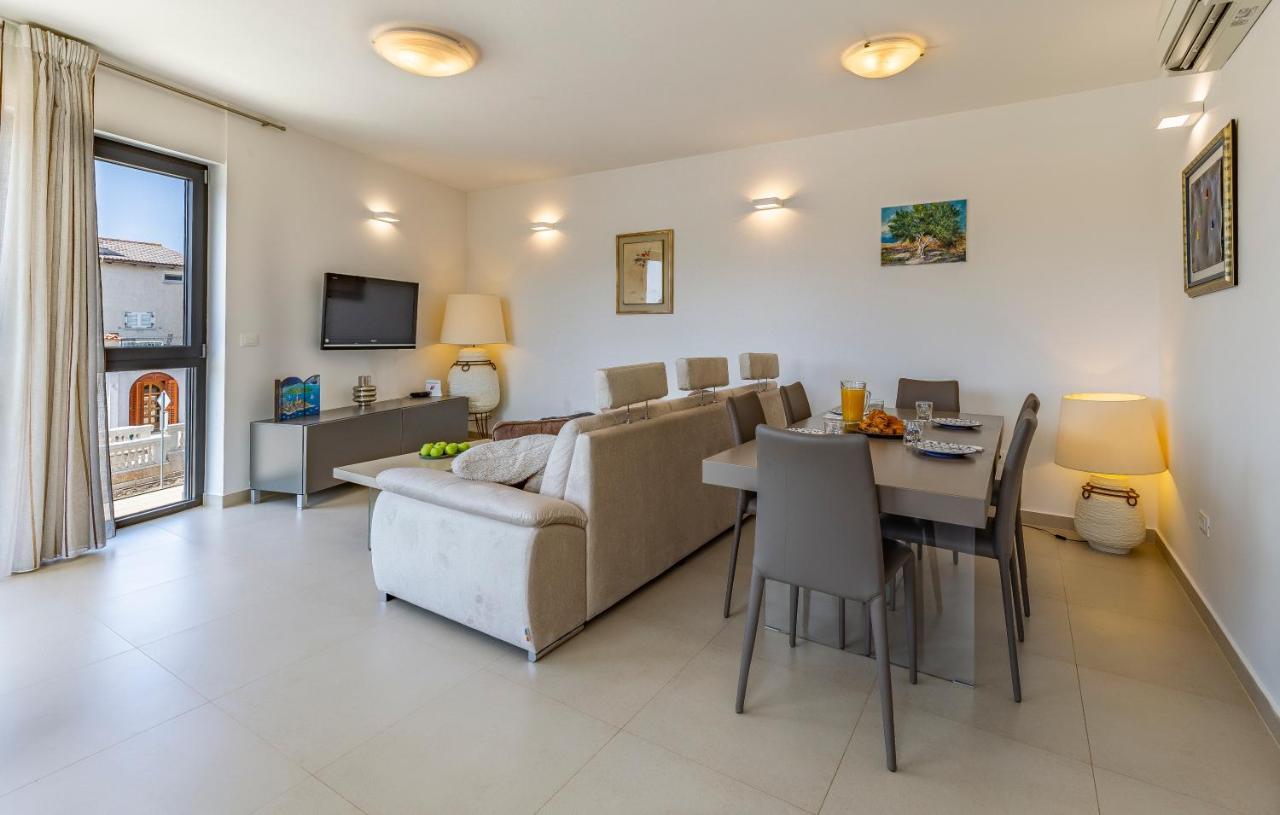 Paradiso Luxury Apartment, Ровин Екстериор снимка