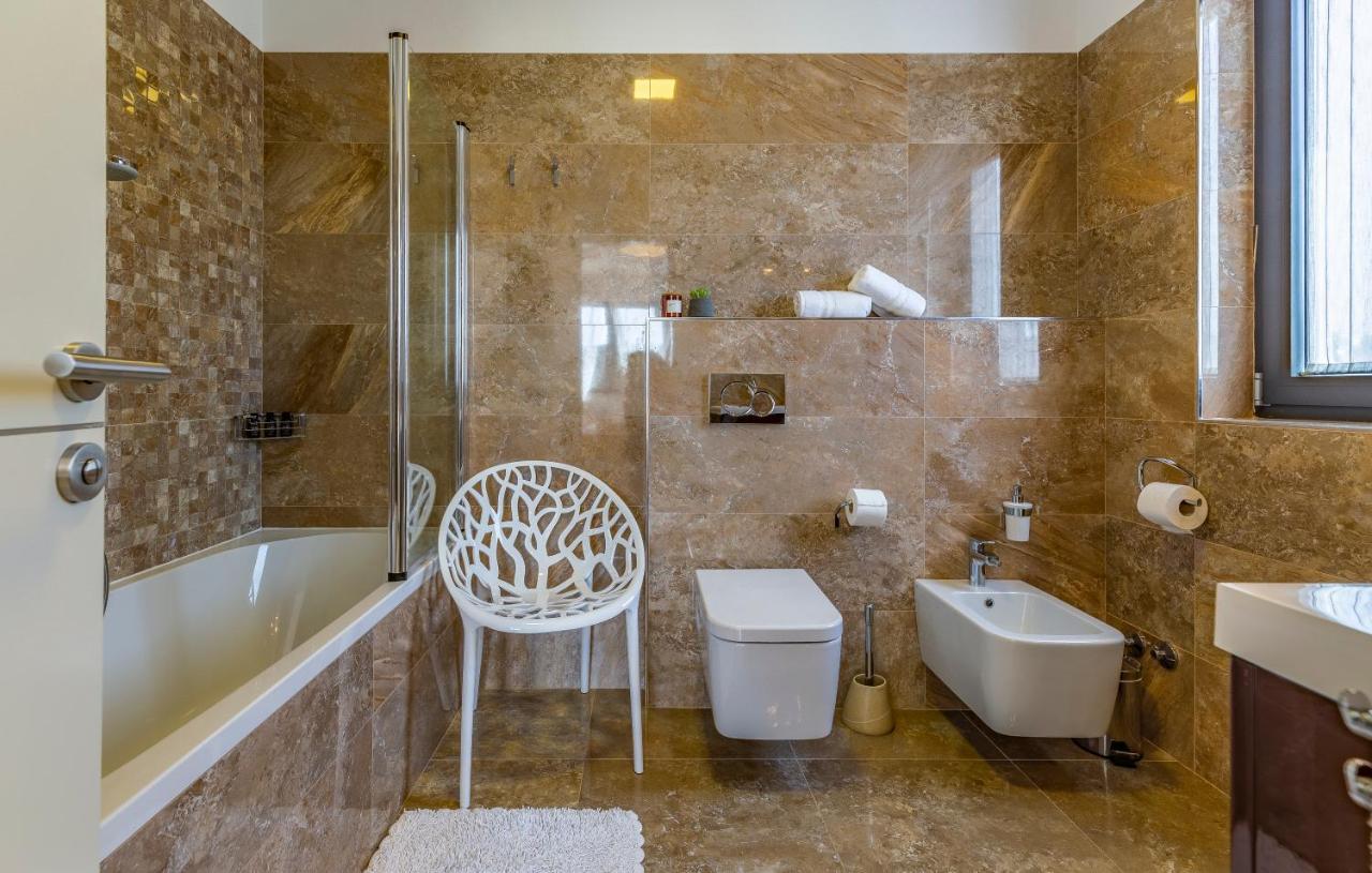 Paradiso Luxury Apartment, Ровин Екстериор снимка