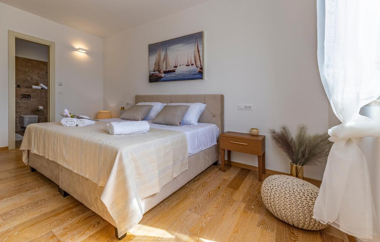 Paradiso Luxury Apartment, Ровин Екстериор снимка