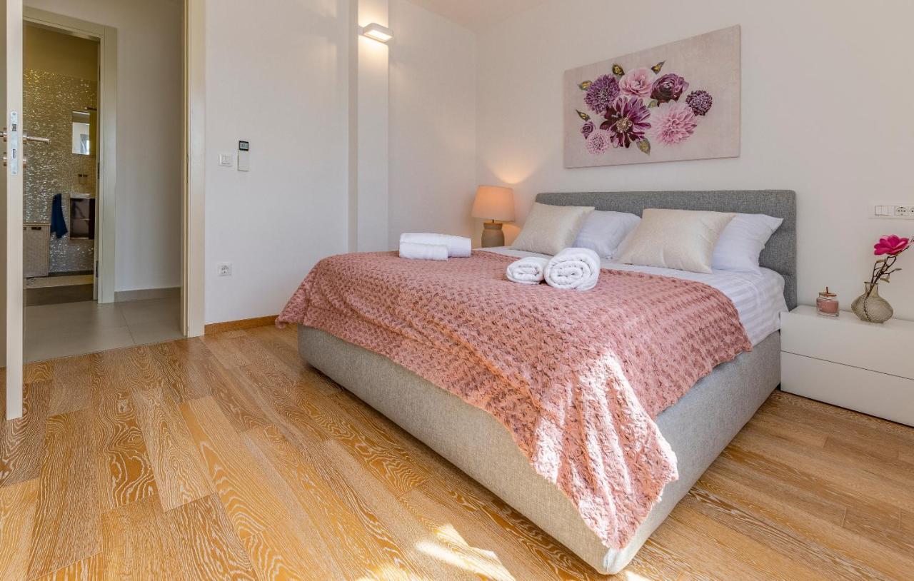 Paradiso Luxury Apartment, Ровин Екстериор снимка