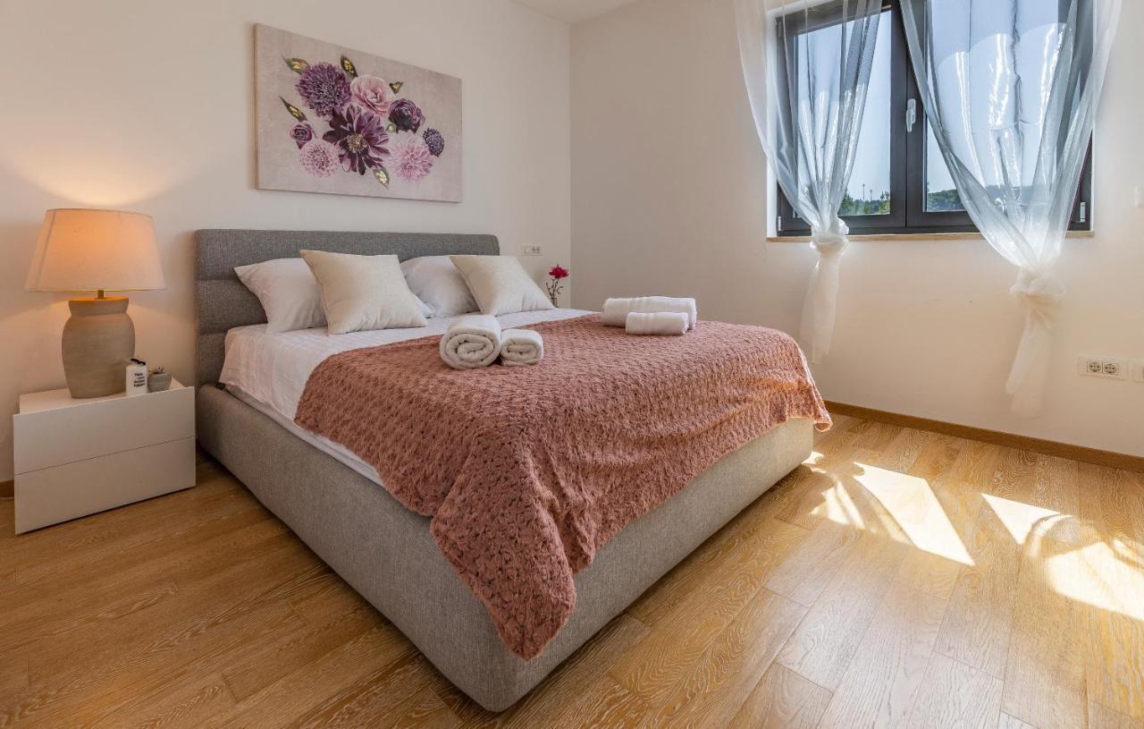 Paradiso Luxury Apartment, Ровин Екстериор снимка